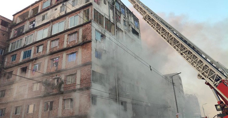 কেরানীগঞ্জে জমেলা টাওয়ারে ভয়াবহ আগুন, নিয়ন্ত্রণে ১২ ইউনিট