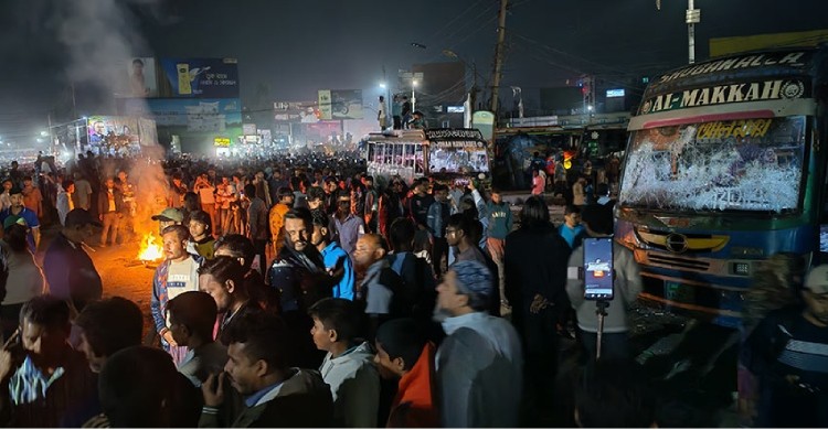 হাফভাড়া নেওয়াকে কেন্দ্র করে বরিশালে অর্ধশতাধিক বাস ভাঙচুর, আগুন