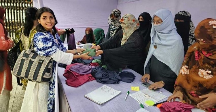 জবিতে এক হাজার নারী শিক্ষার্থীকে হিজাব উপহার দিল ছাত্রীসংস্থা