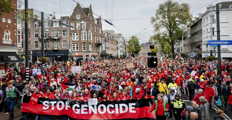 গাজায় ইসরায়েলি হামলার প্রতিবাদে আমস্টারডামে লাখো মানুষের বিক্ষোভ
