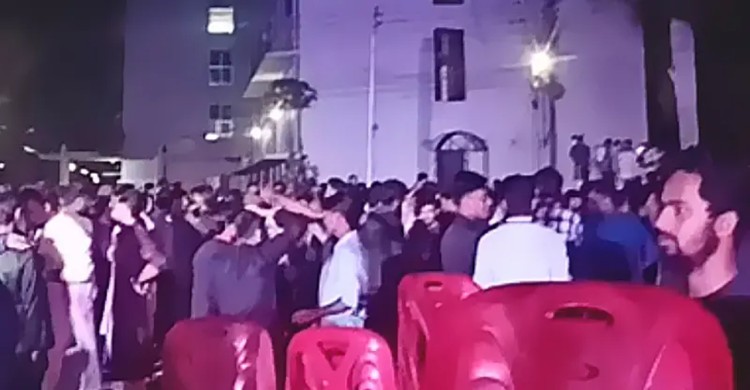 বাকৃবিতে এক প্রেমিকা‌কে নি‌য়ে দুই গ্রু‌পের সংঘর্ষ, পণ্ড সাংস্কৃতিক অনুষ্ঠান