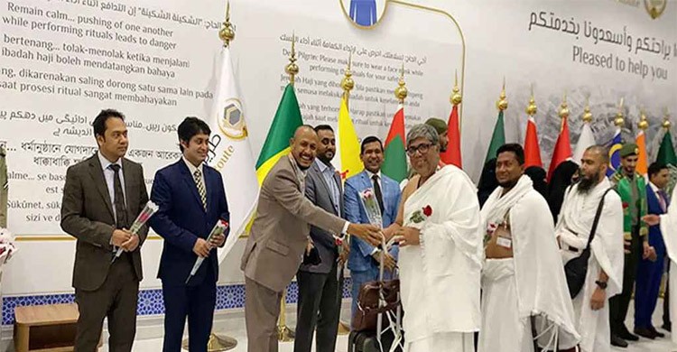 প্রথম হজ ফ্লাইটে সৌদি আরবে পৌঁছালেন ৪১৯ বাংলাদেশি, জেদ্দায় উষ্ণ অভ্যর্থনা