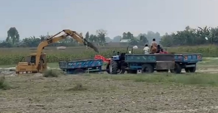 দীর্ঘদিন ধরে ড্রেজার-ভেকু দিয়ে বালু লুট