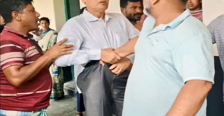 নরসিংদীতে আদালতের রায় অমান্য করে অধ্যক্ষকে টেনে-হিঁচড়ে বের করলেন বিএনপি নেতারা