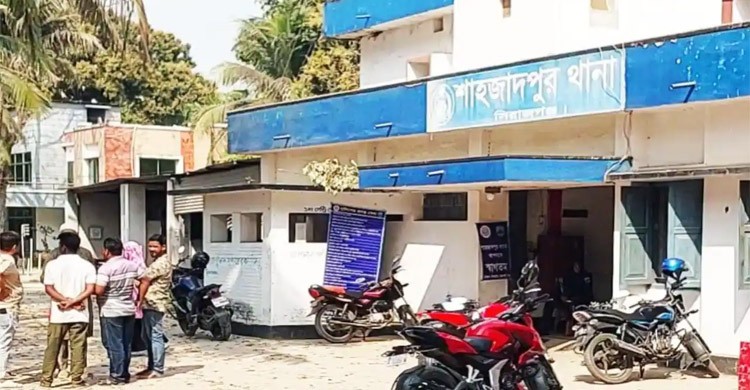 ছাত্রদল নেতার নেতৃত্বে থানায় হামলা, পুলিশের ফোন ভাঙচুর