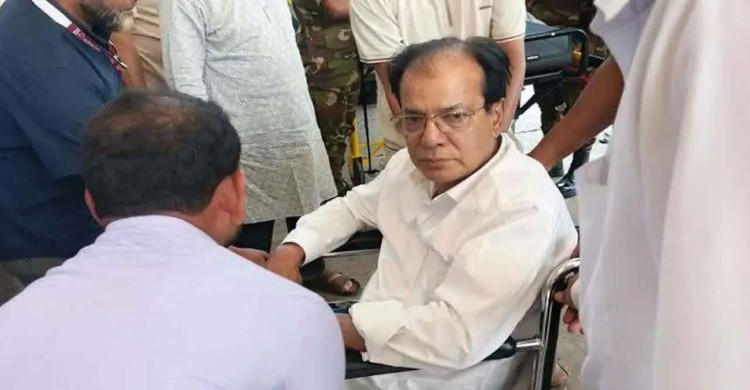 অসুস্থ ত্রাণমন্ত্রী দুলু, হেলিকপ্টারে ঢাকায় এনে হাসপাতালে ভর্তি