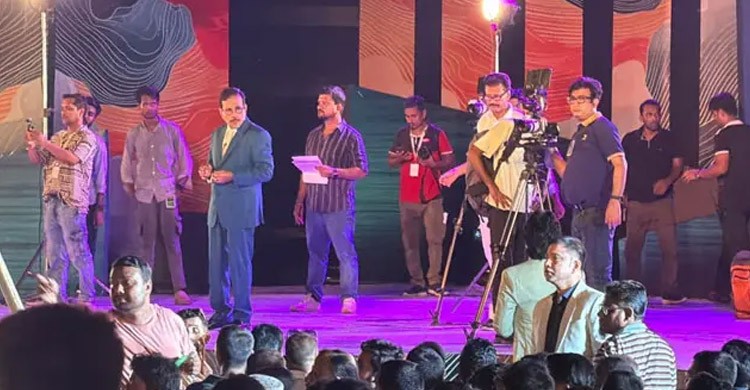 নরসিংদীতে ‘ইত‍্যাদি’র অনুষ্ঠানে শতাধিক মোবাইল চুরি