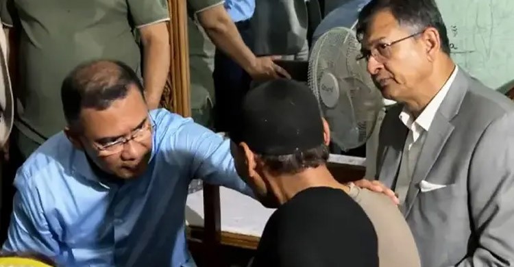 রামিসার বাবার কাঁধে হাত রেখে যা বললেন প্রধানমন্ত্রী
