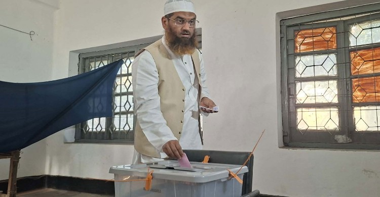 ঢাকা-১৩ আসনে ভোটাধিকার প্রয়োগ করলেন মামুনুল