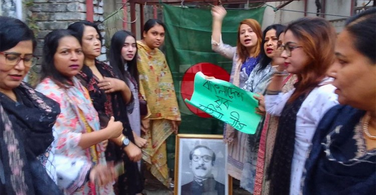 বঙ্গবন্ধুর ছবি রেখে আওয়ামী লীগের ধানমণ্ডি অফিস ফটকে স্লোগান