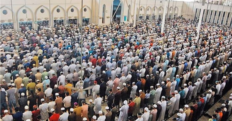 প্রথম তারাবির নামাজে বায়তুল মোকাররমে মুসল্লিদের ঢল