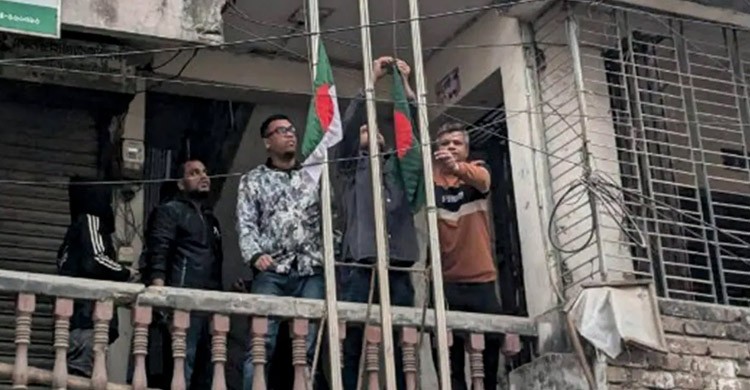 ফরিদপুরে আওয়ামী লীগ কার্যালয়ে জাতীয় ও দলীয় পতাকা উত্তোলন