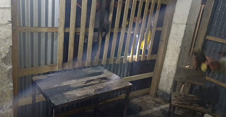 এবার পটুয়াখালীর দুমকিতে ভোটকেন্দ্রে আগুন