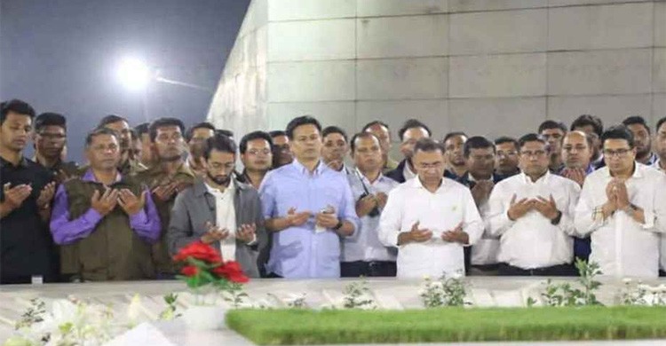 নির্বাচনী প্রচারণা শেষ, বাবা-মায়ের কবর জিয়ারত করে ঘরে ফিরলেন তারেক রহমান