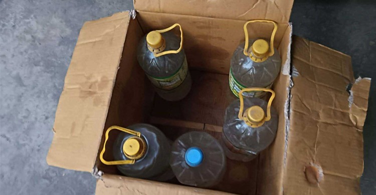 টিসিবির ডিপো থেকে আসা ট্রাকে তেলের পরিবর্তে মিলল পানির বোতল