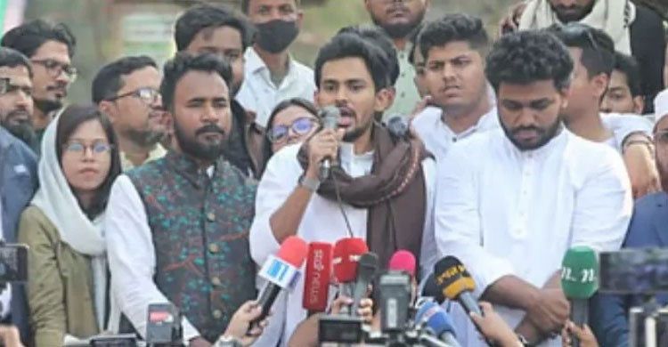 বিএনপি ফ্যামেলি কার্ড দেওয়ার নামে মানুষকে বিভ্রান্ত করছে: আসিফ মাহমুদ