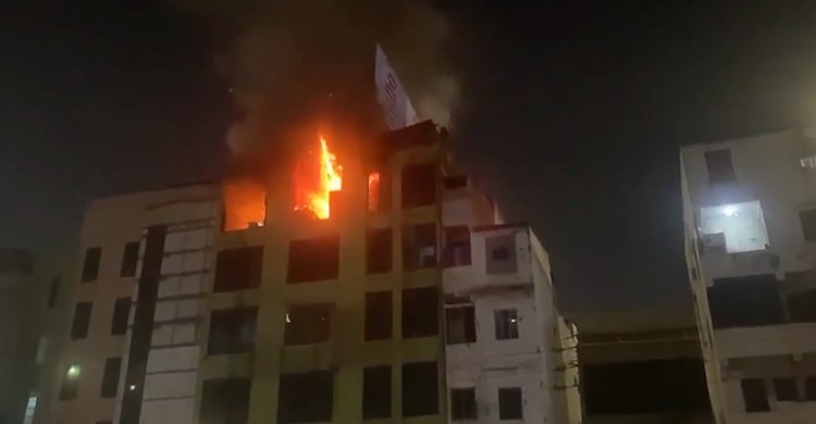 রাজধানীর বনানীতে গোডাউনে ভয়াবহ আগুন