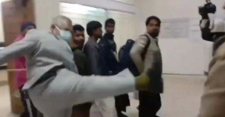 আদালত প্রাঙ্গণে সাংবাদিককে লাথি, বিআরটিএর সাবেক কর্মকর্তার ভিডিও ভাইরাল