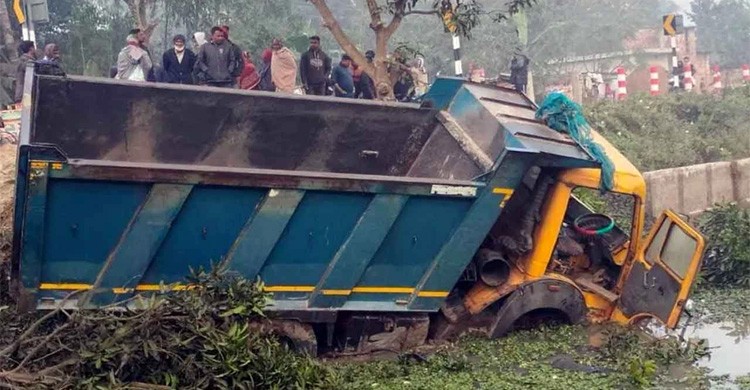 নওগাঁর মহাদেবপুরে ডাম্প ট্রাকের চাপায় ৫ জনের মৃত্যু