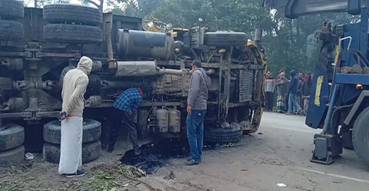 নিয়ন্ত্রণ হারিয়ে বাজারে ঢুকে উল্টে পড়ল বালুর ট্রাক, নিহত ৪
