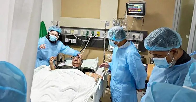 মির্জা আব্বাসকে দেখতে এভারকেয়ারে প্রধানমন্ত্রী