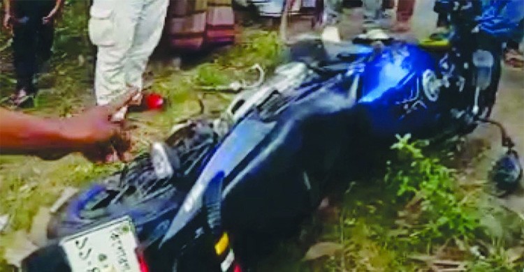 নিয়ন্ত্রণ হারিয়ে পিকআপের নিচে মোটরসাইকেল, নিহত ৩