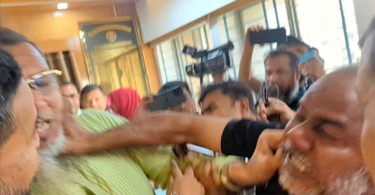 বগুড়া-৬ আসনে মনোনয়ন জমা দিতে গিয়ে বিএনপির দুই নেতার হাতাহাতি