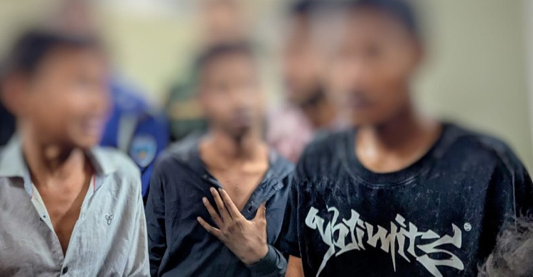 কুবি শিক্ষার্থীদের উপর হামলার অভিযোগে কিশোর গ্যাংয়ের তিন সদস্য আটক