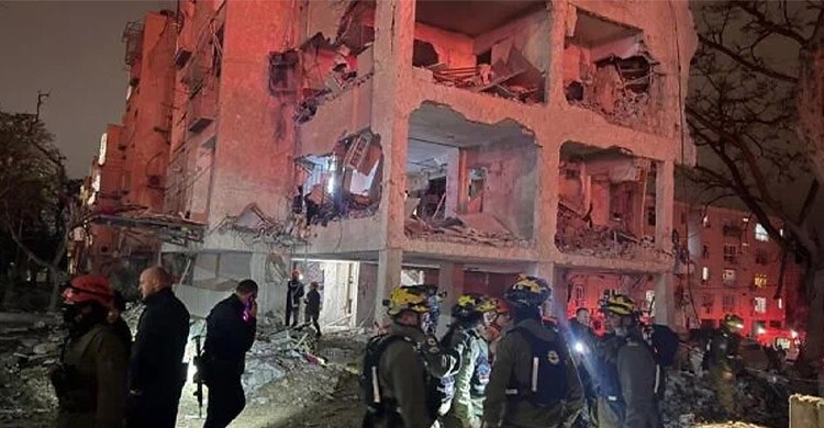 ইসরাইলের পারমাণবিক কেন্দ্রের কাছে ইরানের ক্ষেপণাস্ত্র হামলা, শতাধিক আহত