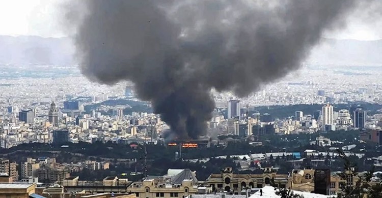 ‘কোনো আলোচনা নয়, ‘যতদিন দরকার’ যুদ্ধ চালিয়ে যেতে প্রস্তুত ইরান’