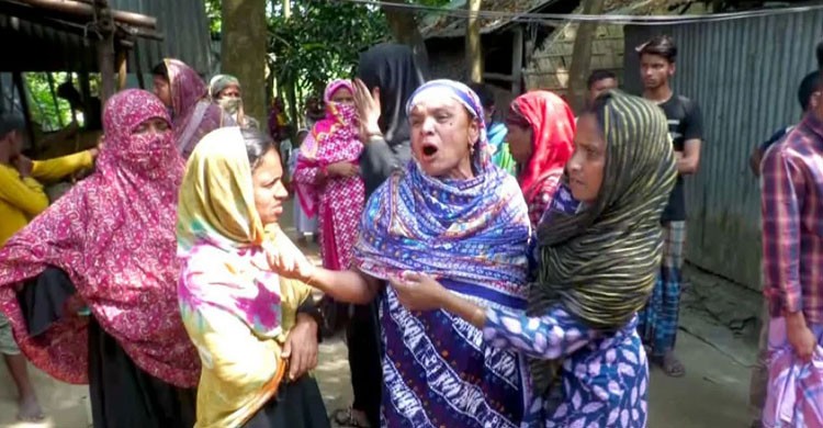 চোর সন্দেহে সন্তানকে না পেয়ে মা-বাবাকে মারধর, অপমানে মায়ের আত্মহত্যা