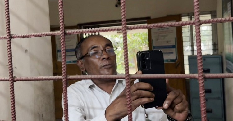 সংবাদ সংগ্রহকালে সাংবাদিকদের মোবাইল ছিনিয়ে নিয়ে অফিসে তালা দিল ভূমি অফিসের কর্মকর্তা