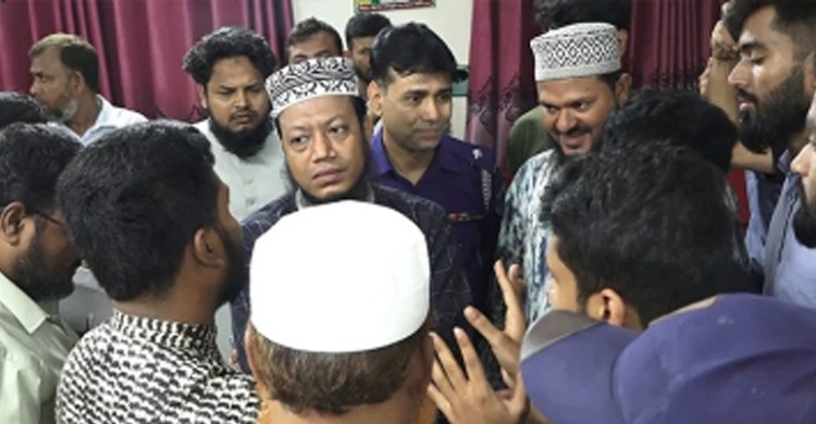 কুষ্টিয়া সরকারি কলেজে অবরুদ্ধ আমির হামজা