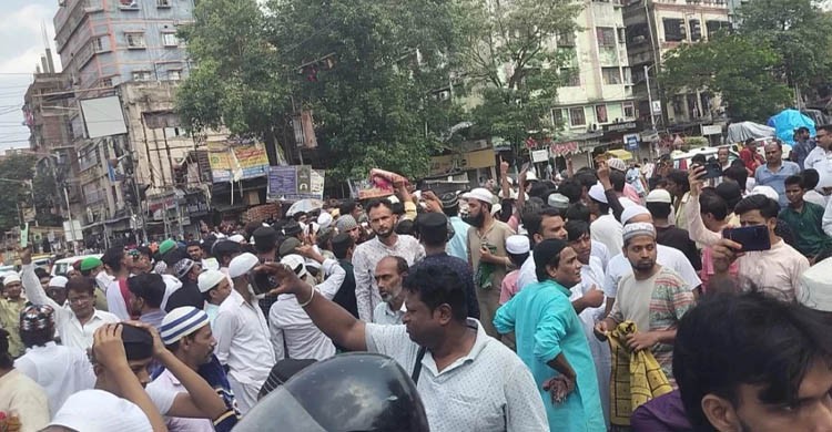 কলকাতায় জুমার নামাজে পুলিশের বাধা, মুসল্লিদের মাঝে হট্টগোল-উত্তেজনা