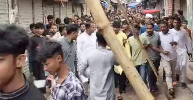 হাজারো নেতাকর্মী নিয়ে ছাত্রলীগের মিছিল, পরিস্থিতি নিয়ন্ত্রণে সরে গেল পুলিশ