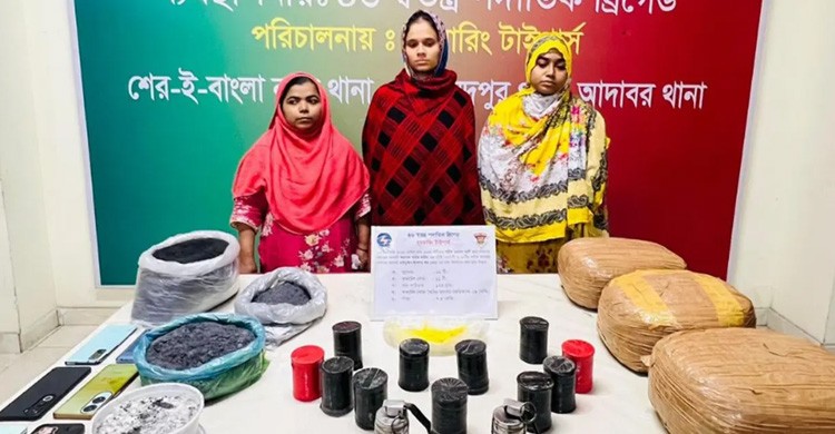 মোহাম্মদপুরে যুবলীগ নেতার বাড়ি থেকে ককটেল-গ্রেনেড উদ্ধার, তিন নারী গ্রেফতার