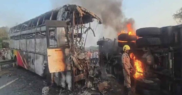 ভারতে বাস-লরির সংঘর্ষে ভয়াবহ অগ্নিকাণ্ড, নিহত ১৩